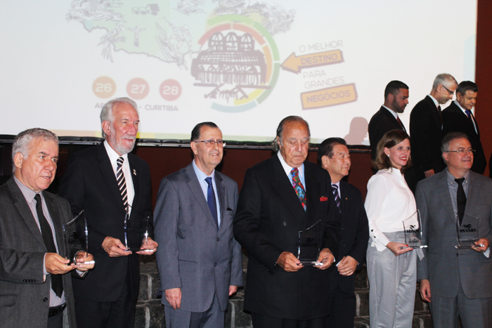 ABAV-PR: situação precária nos aeroportos do Paraná prejudica o turismo do estado 1 Homenageados na solenidade de abertura pela Abav-PR