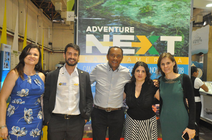 Adventure Next é lançada oficialmente durante a WTM-LA 1 Laura de Miranda, Bruno Wendling e Juliana Salvadori (à direita), do turismo de Mato Grosso do Sul, com Humberto Pires da Embratur (ao centro), e Gabriella Stowell, da ATTA