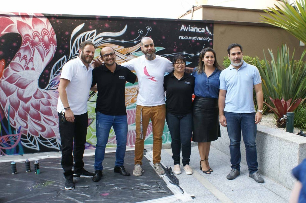RexturAdvance promove ação com agentes de viagens 1 Luciano Guimarães, diretor geral da RexturAdvance; Bruno Yasumura, executivo de contas da Avianca Brasil; grafiteiro Tico Canato; Lúcia Machado, executiva de contas da Avianca Brasil; Renata Esteves, diretora de Marketing da RexturAdvance; e Flávio Marques, diretor de Vendas da RexturAdvance