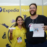 Mariana Garcia, da Expedia TAAP, e Gustavo Pillar, da Pillar Turismo ganhador do vale-compra do sorteio expedia TAAP