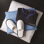 Na Polaris, o passageiro recebe um kit com pijama e chinelos para dormir Na Polaris, o passageiro recebe um kit com pijama e chinelos para dormir