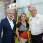 Otávio Neto e Roberta Yoshida, do Grupo Radar, com Roy Taylor, do M&E