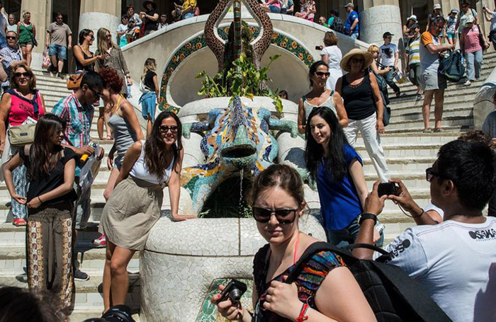 Turistas no Parque Guell, em Barcelona - Getty Images