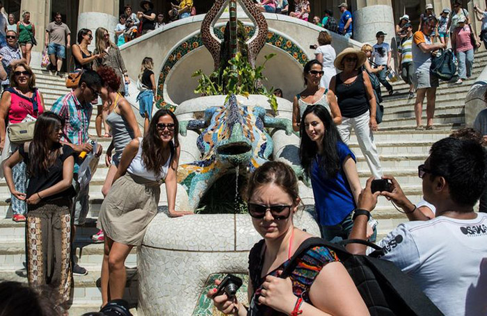 Parque Guell reabre para turistas com restrições de horário 1 Turistas no Parque Guell, em Barcelona - Getty Images