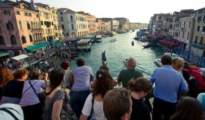 Veneza começará a cobrar por visita e limitar entrada diária de turistas em 2023