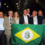 A delegação que desembarcou do voo da Joon de Paris liderada pelo governador do CE, Camilo Santana