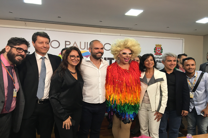 Bruno Covas e militantes LGBTs (Marcelo Gallego, Ricardo de Souza Franco, Antonietta Varlese, Bruno Covas, Tchaka, Eloisa Arruda e Ivan Batista) na Campanha ReSPeito, focada na comunidade LGBT (Foto: Reprodução)