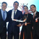 Camilo Santana, governador do CE, ganhou uma maquete das mãos do presidente da Gol, Paulo Kakinoff