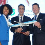 Camilo Santana, governador do CE, ganhou uma maquete de Pieter Elbers, CEO da KLM