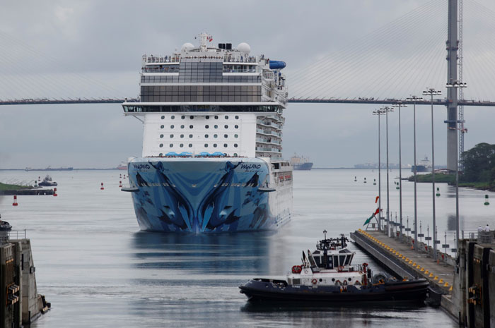 Norwegian Bliss se torna maior navio de passageiros a cruzar Canal do Panamá Chegada do Bliss ao Canal do Panamá