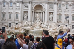 Fontana di Trevi, na Itália, é um dos pontos turísticos mais famosos do mundo (Divulgação/Booking)