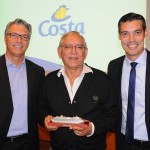 Franklin Campos, da ACC Tours, entre Alex Calabria e Vinicius Freitas, da Costa, foi o destaque das vendas internacionais