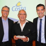 Franklin Campos, da ACC Tours, entre Alex Calabria e Vinicius Freitas, da Costa, foi o destaque das vendas internacionais Franklin Campos, da ACC Tours, entre Alex Calabria e Vinicius Freitas, da Costa, foi o destaque das vendas internacionais