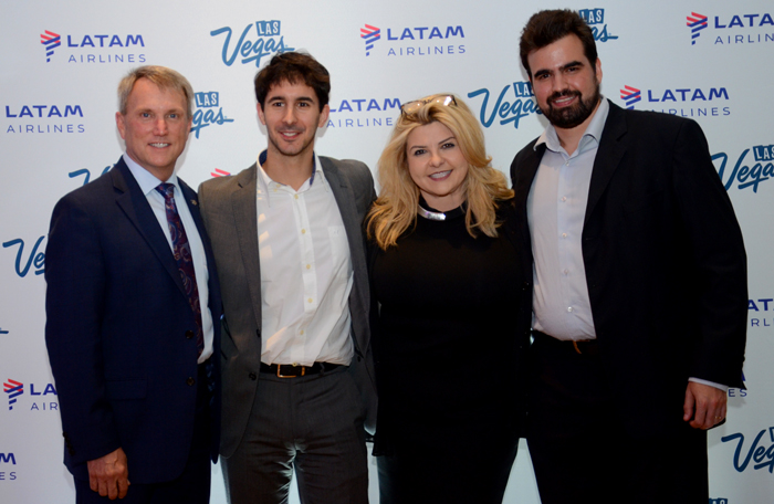 Las Vegas comemora voo direto da Latam para o destino 1 Jim Mcmichael e Michele Fiore, de Las Vegas, João Pita, do GRU Airport, e Vitor Megale, da Latam