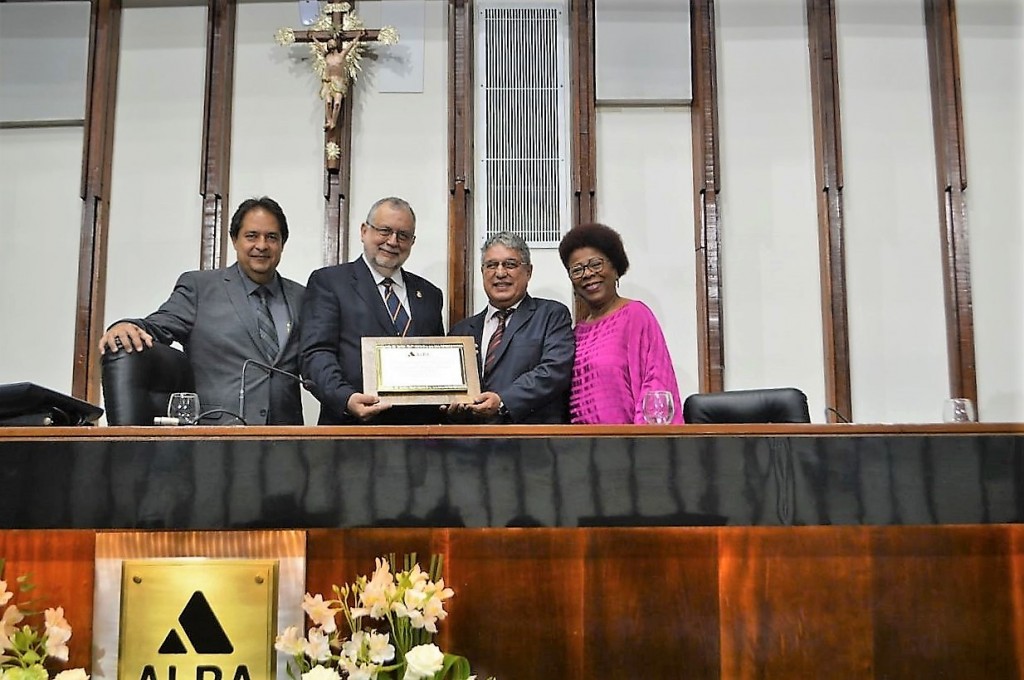 Diretor geral da Air Europa recebe título de Cidadão Baiano; fotos 1 Jose Alves, secretário de Turismo da Bahia, Enrique Martin-Ambrósio, da Air Europa, Rosemberg Pinto, deputado Estadual (PT), e Arany Santana, secretária de Cultura