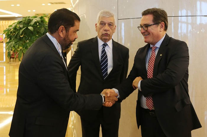 José Antônio Parente e Vinicius Lummertz se cumprimentam durante a CIFTIS - Foto: Roberto Castro/Ministério do Turismo