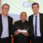 Osmar Souza, do Sealink, entre Alex Calabria e Vinicius Freitas, da Costa, foi o destaque das vendas na América do Sul Osmar Souza, do Sealink, entre Alex Calabria e Vinicius Freitas, da Costa, foi o destaque das vendas na América do Sul