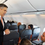Paulo Kakinoff conversa com os passageiros a bordo