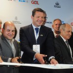 Pieter Elbers, CEO da KLM, e Roberto Cláudio, prefeito de Fortaleza, cortam a fita de estreia do voo da KLM para Ceará