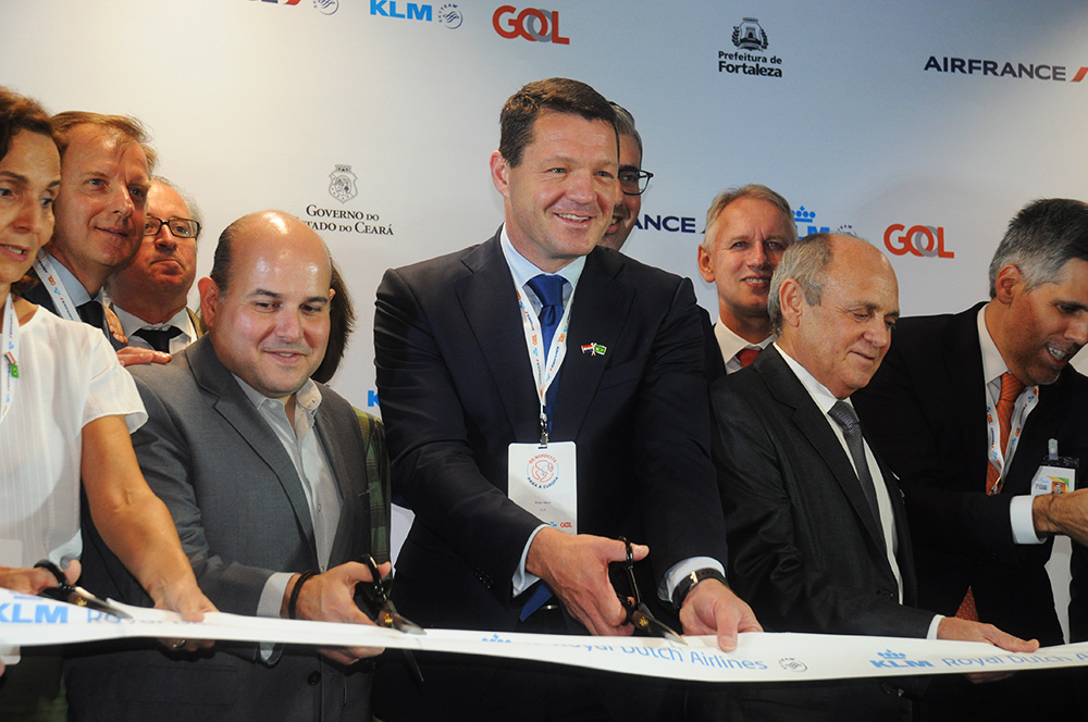 Pieter Elbers, CEO da KLM, e Roberto Cláudio, prefeito de Fortaleza, cortam a fita de estreia do voo da KLM para Ceará