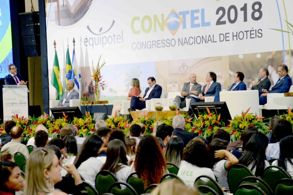 Plateia atenta ao pronunciamento do ministro do Turismo, Vinicius Lummertz