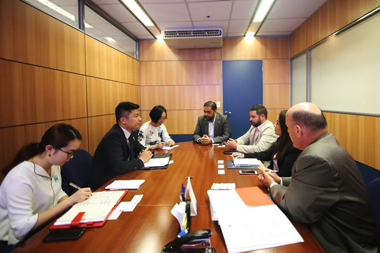 Brasil e China querem promover encontro entre operadores turísticos 1 Qu Yuhui, ministro conselheiro da Embaixada Chinesa; Rogério Cóser, diretor do Departamento de Ordenamento do Turismo; Rafael Luisi, chefe da Assessoria de Relações Internacionais do MTur; e Beatriz Kobayashi, coordenadora geral de Atração de Investimento do MTur se reuniram na última sexta-feira (04)