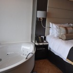 Spa suite tem banheira ao lado da cama