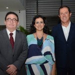 Vanessa Morales, presidente da ABIH-GO, entre  Manuel Linhares, presidente da ABIH Nacional, e Gustavo Aride, presidente da ABIH-ES