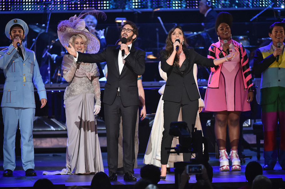 Peças da The Broadway Collection ganham 15 prêmios no Tony Awards 2018 1 Josh Groban e Sara Bareilles apresentaram a 72ª edição do prêmio (Foto: Theo Wargo/Tony Awards Productions)