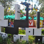 A decoração da nova área é um verdadeiro quintal com brinquedos espalhados por todos os lados A decoração da nova área é um verdadeiro quintal com brinquedos espalhados por todos os lados