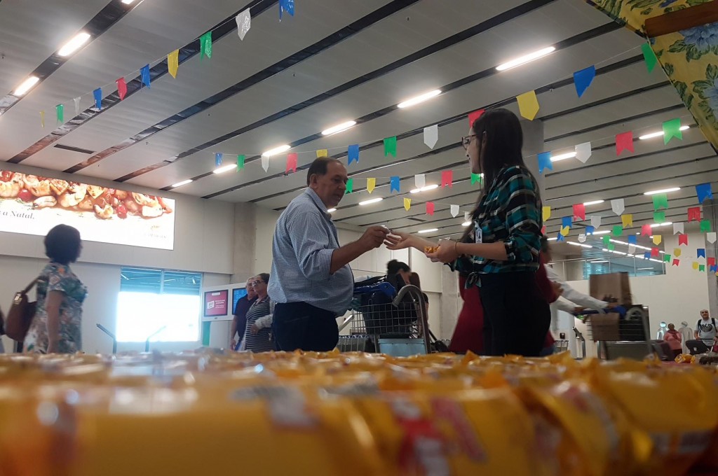 Aeroporto de Natal recebe passageiros em clima de festa junina 1 Passageiros receberam doces típicos ao desembarcar no terminal