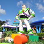 Buzz fica bem em frente a entrada da atração do Alien Swirling Saucers Buzz fica bem em frente a entrada da atração do Alien Swirling Saucers