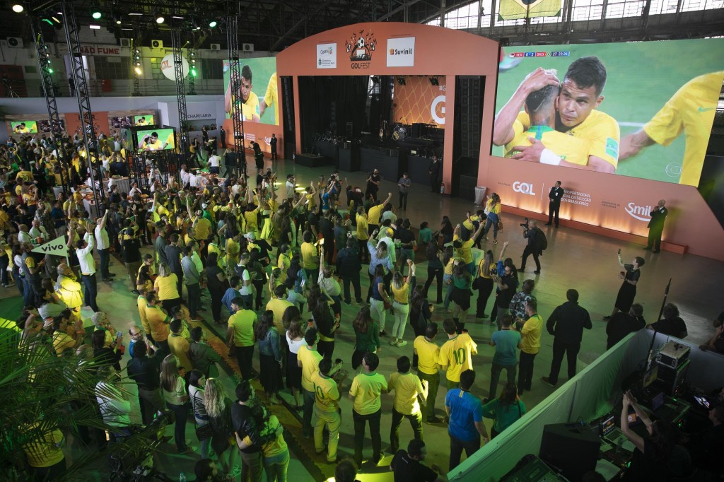Torcedores comemoram segundo gol da Seleção