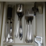 Garfos e facas são alguns dos utensílios disponíveis nos apartamentos