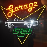 Entrada do Garage Club, bar com temática dos anos 50