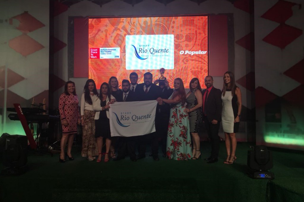 Grupo Rio Quente recebe prêmio de segundo lugar no “Great Place to Work” do Centro-Oeste 1 Equipe do Grupo Rio Quente com o prêmio da GPTW