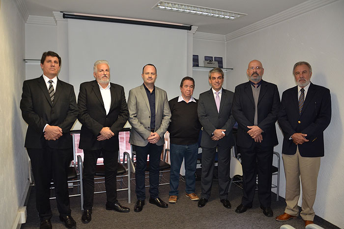 Fernado Santos, da Aviesp, com representantes de Águas de Lindóia, e Gelso Guelfi, da GTA