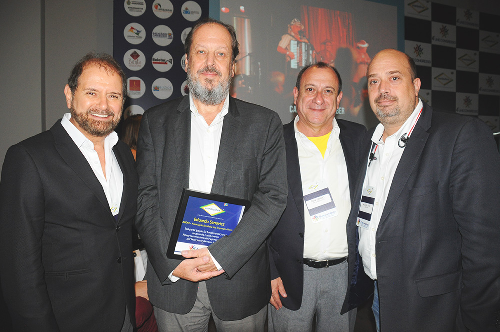 Guilherme Paulus, presidente da GJP, Eduardo Sanovicz, presidente da Abear, Toni Sando, presidente da Unedestinos, e Michael Nagy, do RioCVB