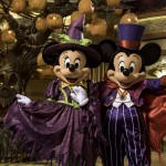 Os anfitriões Mickey e Minnie recebem os hospedes em trajes assustadores