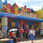 Os banheiros também têm decoração bem colorida e diferente Os banheiros também têm decoração bem colorida e diferente