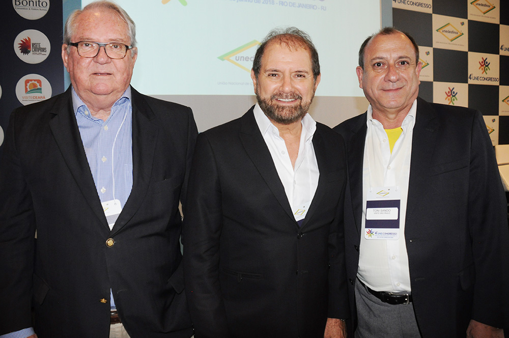 Unedestinos reúne CVBs e entidades ao realizar 4º Une Congresso no RJ; fotos 2 Roy Taylor, do M&E, Guilherme Paulus, da GJP, e Toni Sando, da Unedestinos