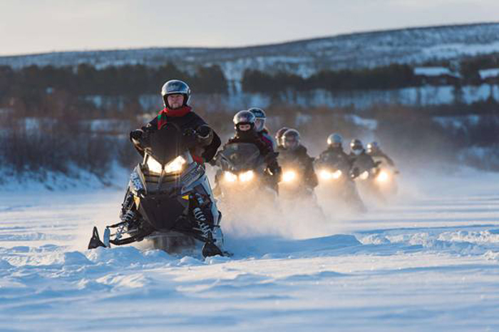 Descubra 5 diferentes tipos de safáris para fazer na Noruega Safári de Snowmobile