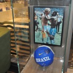 Sports Bar conta com peças autografadas por esportistas renomados, entre eles Pelé