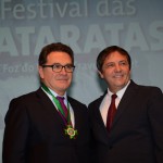 Vinicius Lummertz recebeu do prefeito Chico Brasileiro a Comenda Gran-cruz Ordem das Cataratas, maior honraria da cidade