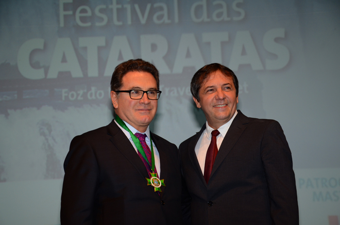 Com expectativa de mais de 8 mil visitantes, Festival das Cataratas é aberto oficialmente em Foz 2 Vinicius Lummertz recebeu do prefeito Chico Brasileiro a Comenda Gran-cruz Ordem das Cataratas, maior honraria da cidade