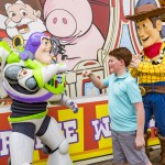 Woody e Buzz receberem os visitantes em Toy Story Land