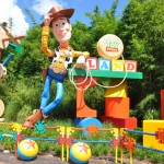 Woody recepciona os visitantes na entrada do Toy Story Land Woody recepciona os visitantes na entrada do Toy Story Land