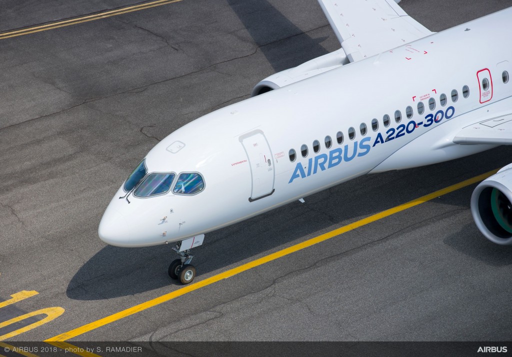 Em dia histórico, Airbus revela sua nova aeronave comercial: conheça o A220 2 Airbus-A220-300-new-member-of-the-airbus-single-aisle-family-landing-029