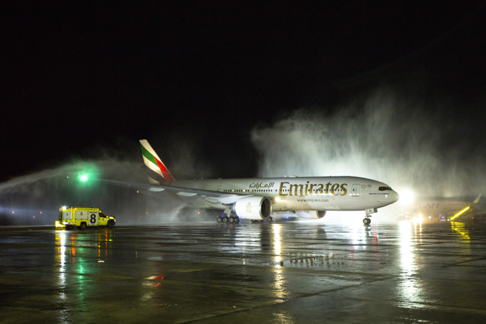 Emirates inicia operações em Santiago, no Chile 1 Boeing 777-200LR da Emirates foi recepcionado com jatos d'água no Aeroporto Internacional de Santiago