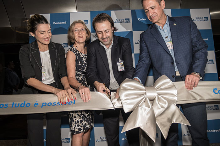 Denise Carrá, secretária adjunta de Turismo do Ceará, Sabine Trenk, diretora de operações e comercial da Fraport, Emerson Sanglard, gerente geral da Copa no Brasil e Régis Medeiros, secretário de Turismo de Fortaleza, no corte da fita que marcou o início das operações da Copa em Fortaleza